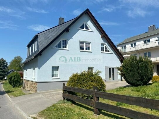 Geräumiges Wohnhaus mit moderner Maisonettwohnung im Obergeschoß