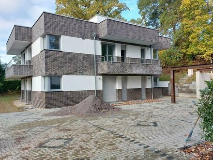 4 Zi.- EG-Wohnung in Stadtvilla mit 112 m² Wfl. und ca. 400 m² Gartenanteil, 3 gr. Kellerräume, Carport in Falkensee