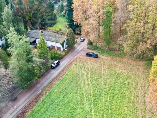 Traumhaftes Grundstück mit Zweifamilienhaus direkt am Waldrand gelegen inkl. weiterem Baufenster!