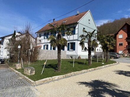 Gepflegtes Mehrfamilienhaus in Winkelbauweise mit sehr schöner Außenumgebung, 2 Gärten mit Teich