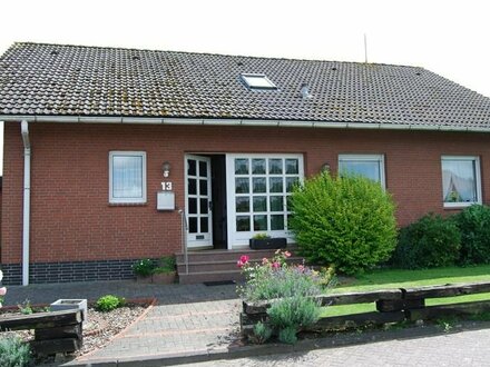 Wohnen in Kichhammelwarden...großes Wohnhaus auf schönem Südgrundstück mit Garage, 5 Zimmer, 2 Bäder, PV Anlage, provis…