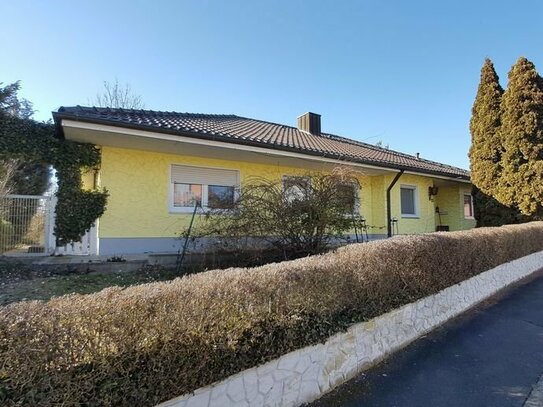 Winkelbungalow mit Garage und großem Garten in Feldrandlage von Stadelschwarzach