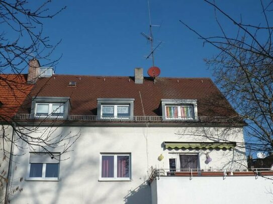 Ruhige Altbauwohnung mit Balkon nähe Hummelsteiner Park