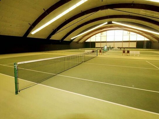 Tennishalle mit 3 Plätzen und Restaurantbetrieb - Umnutzung als z.B. Indoor-Kinderland evtl. möglich