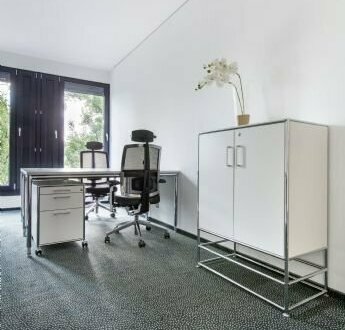 Voll ausgestatteter privater Büroraum für Sie und Ihr Team in Regus Leopoldstrasse