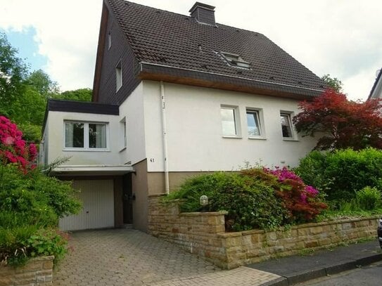 Freistehendes Zweifamilienhaus mit Garage und Doppelgarage in Top-Lage von Hagen-Hestert zu verkaufen