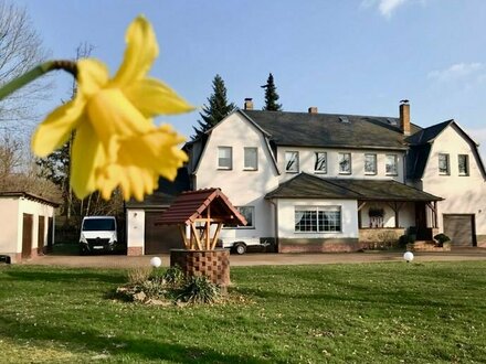 Charmante Villa mit großem Garten und vielen Extras.