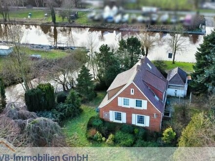 Ostfriesische Idylle in direkter Wasserlage - Baugrundstück mit Abrisshaus gegen Gebot!