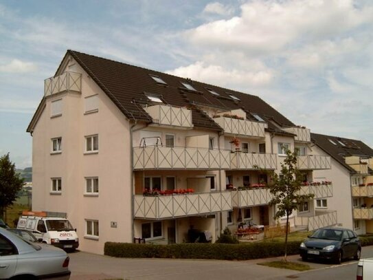 Schwarzenberg-Helle, freundliche 1,5-Zi.-Wohnung im DG mit Balkon und TG-Stellplatz
