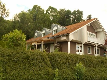 Viel Platz bietet diese schöne 4-Zimmer-Wohnung mit 2 Balkonen im 1. OG /DG