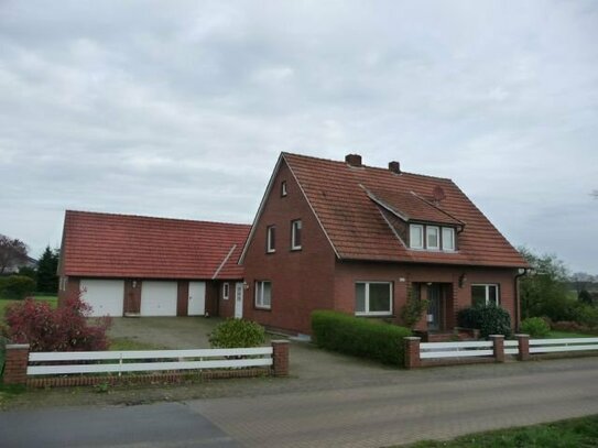 Einfamilienhaus mit einem Anbau und Garagen in ruhiger Lage