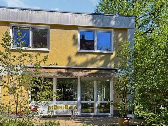Bezugsfreie Doppelhaushälfte in begehrter Wohnlage mit Südwest-Garten in Berlin-Zehlendorf