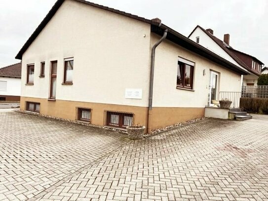 Freistehendes Haus mit Arztpraxis und großem Parkplatz in Frielendorf Kerngemeinde