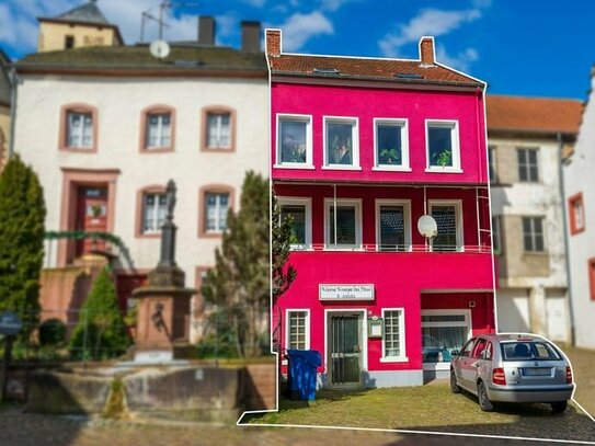 Unscheinbar großzügiges Wohnhaus mit 2 Parkplätzen mitten in Dudeldorfer Altstadt