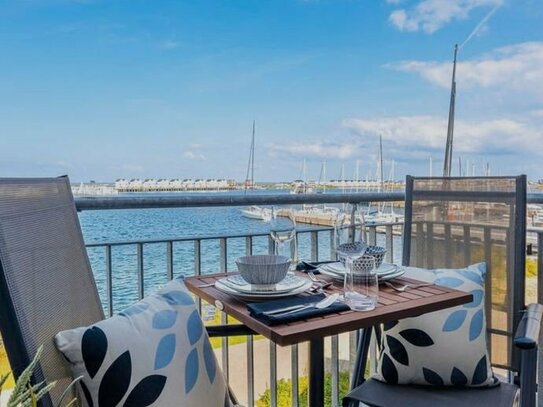 Hervorragende Ferienvermietung: Klug geschnittene Wohnung mit Balkon und Blick auf die Marina