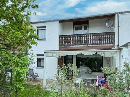 TOP-LAGE IN NÜRNBERG-LANGWASSER: REIHENMITTELHAUS MIT ÜBERDACHTER TERRASSE IN RUHIGER LAGE NAHE KLINIKUM-SÜD