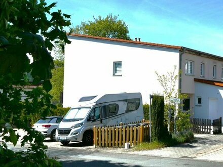 "MODERNES-ZUHAUSE"-SOFORT BEZUGSFERTIG! 130m²-Wfl. mit Fernwärme & Vollwärmeschutz, Garten & großen Stellplatz, Infrast…