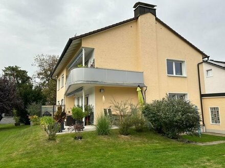 Herrliches Zweifamilienhaus in zentraler Lage von Neuesting mit großem Grund