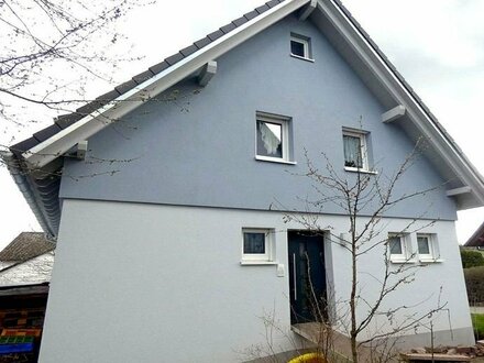 Großzügiges Zwei-Familienhaus mit Garage, Terrasse und Garten in Toplage von Seewald Göttelfingen.