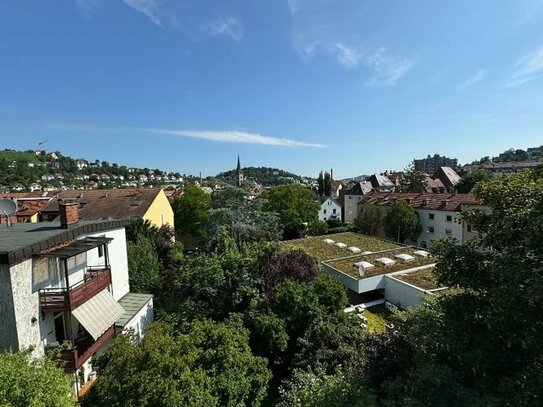 "On Top - Helle und großzügige 2,5-Zi.-DG-ETW in S-Süd mit Stadtblick"