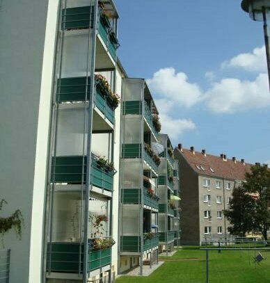 3-Zimmer-Wohnung mit neuer Einbauküche und Kaminofen im 1.OG mit Balkon,