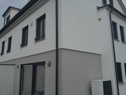 Doppelhaushälfte in Vierkirchen: moderner Neubau in zentraler Lage mit Terrasse und Garten