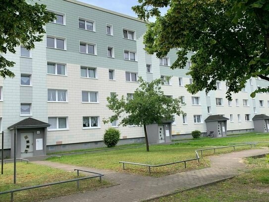 ***4-Raumwohnung mit Einbauküche und Loggia ab sofort zu vermieten***