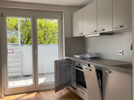 Helle Neubau 3-Zimmer-Wohnung mit Echtholzparkett, Einbauküche, großem Balkon und TG-Stellplatz