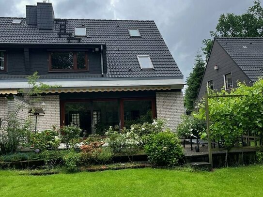Wohnen im Grünen! Gepflegte Doppelhaushälfte in ruhiger Straße in Hamburg Farmsen