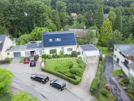 Ab März 2024 verfügbar: Stilvolle Villa mit Poolhaus auf großzügigem Grundstück in Bredeney
