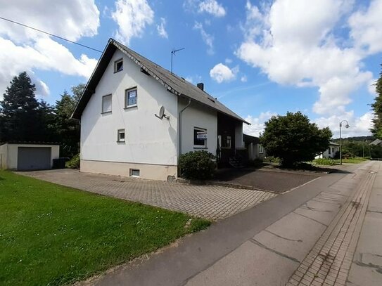 Renovierungs- sanierungsbedürftiges Einfamilienhaus mit Garage und großen Grundstück in ruhiger Wohnlage // für Handwer…