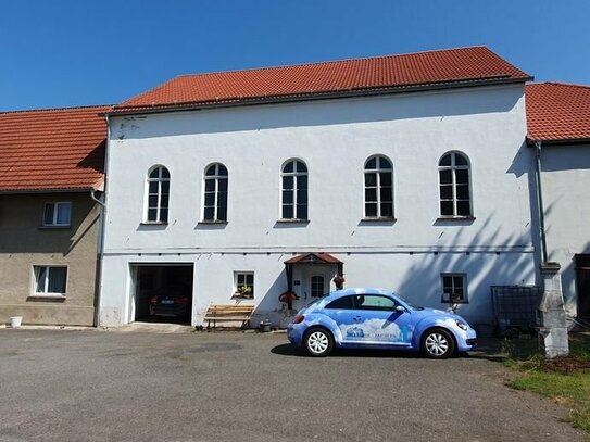 Geräumiges Wohnhaus mit Gewerbe- bzw. Lagerraum zu verkaufen.