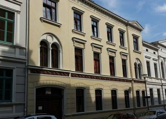 Großzügige Dachgeschoßwohnung mit Badewanne, Dusche und Gäste-WC nahe Wilhelmsplatz