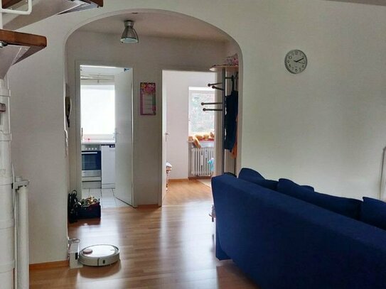 Stilvolle 2-Zimmer-Wohnung mit geräumigen Nebenräumen und einer großen Terrasse in einem schönen Haus in ruhiger und be…