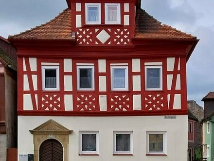 Zentral gelegenes Denkmal mit 3 Wohnungen und Dachterrasse