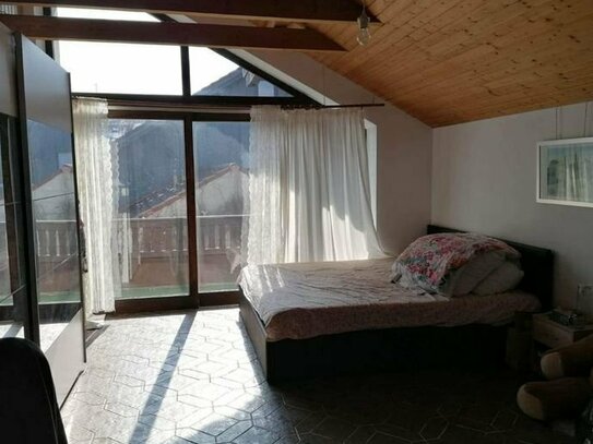 Schönes helles Zimmer mit eigenem Balkon und eigener Küche