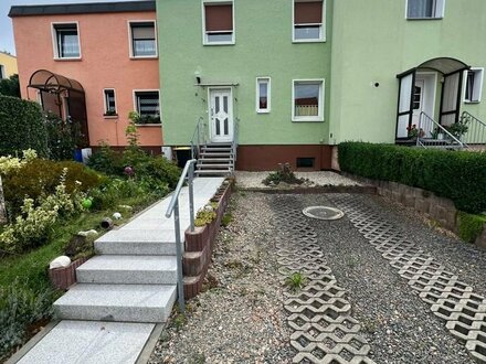 ==Reihenhaus mit 26m²Terrasse, Garage,Stellplatz & schönen Garten==