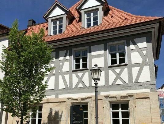 2 Zimmerwohnung mit Küche und Duschbad im Baudenkmal