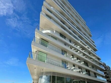 Erstbezug-Luxus-Apartment mit atemberaubendem Blick über Elbe und Hafen im "FiftyNine-Tower"