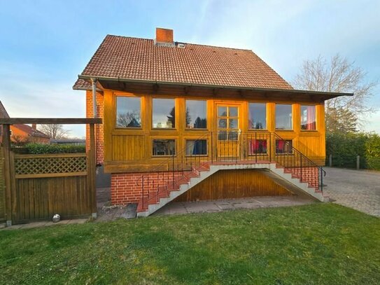 Ein-Zweifamilienhaus, voll unterkellert, drei Garagen, in Top-Wohnlage von Bleckede! Ideal für die Familie !