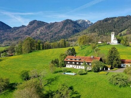 Erhaben über dem Tal. Geschichtsträchtiges Anwesen mit atemberaubendem Panorama.