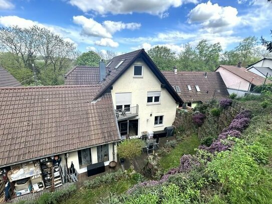 PROVISIONSFREI! Vermietetes 2-Familienhaus mit Garagen und Garten und zentraler Lage von Berghausen