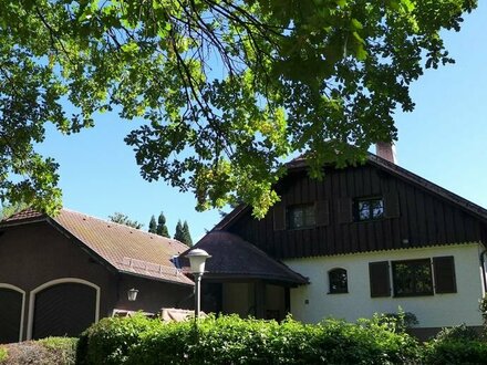 Idyllischer Lebensraum im Süden von Bayreuth: Einfamilienhaus mit Einliegerwohnung in Massivbauweise