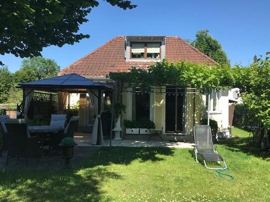 Idyllisches Einfamilienhaus, ruhig gelegen, mit eigenem Bachlauf und autarker Gästehütte