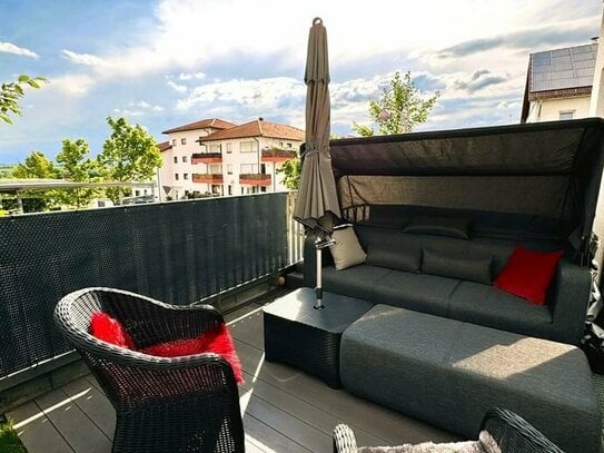 Wohnen wie im Urlaub: Stilvoll ausgestattete 3,5-Zimmer-Wohnung mit Terrasse, Garten und 2 Garagen!