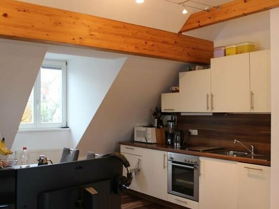 Schöne, ausgebaute 2-Zi-Dachgeschoss-Wohnung im Süden von Regensburg mit Stadtblick in denkmalgeschütztem Mehrfamilie...