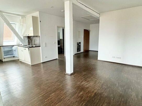 Am Marktplatz in Schwabach ! Loftähnliche 2 1/2-Zi-Altbau-Whg, 104 m², Parkett, EBK, Balkon, 3.OG