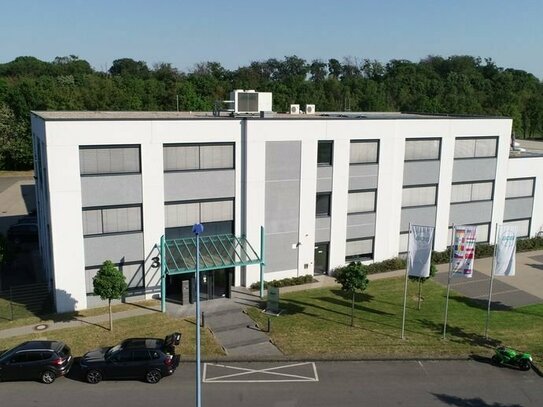 Ihr neuer Firmensitz! Modernes Bürogebäude mit Hallenfläche in Langenfeld.