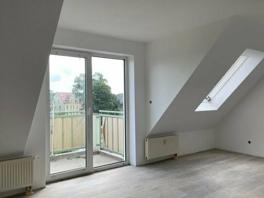 kleine, frisch sanierte 2-Zi-DG-Wohnung mit Balkon und Pkw-Stpl.