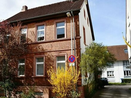 Ein Haus mit Geschichte: Stilvolles 1- bis 2-Familienhaus mit liebevoller Kernsanierung